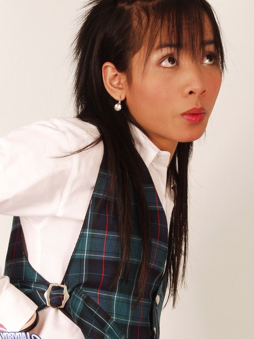 17P Tiny schoolgirl travesti Dew mostra um pequeno pau em uma atraente saia superior nua