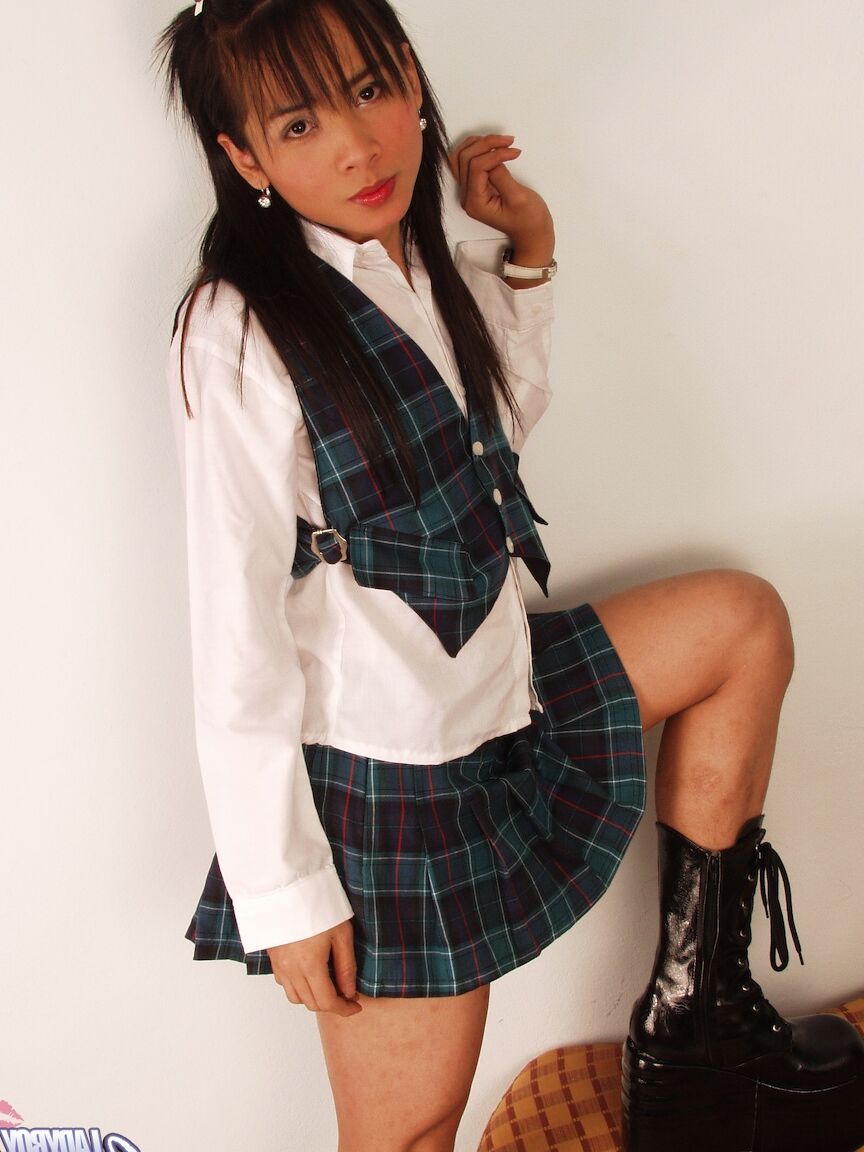 17P Tiny schoolgirl travesti Dew mostra um pequeno pau em uma atraente saia superior nua