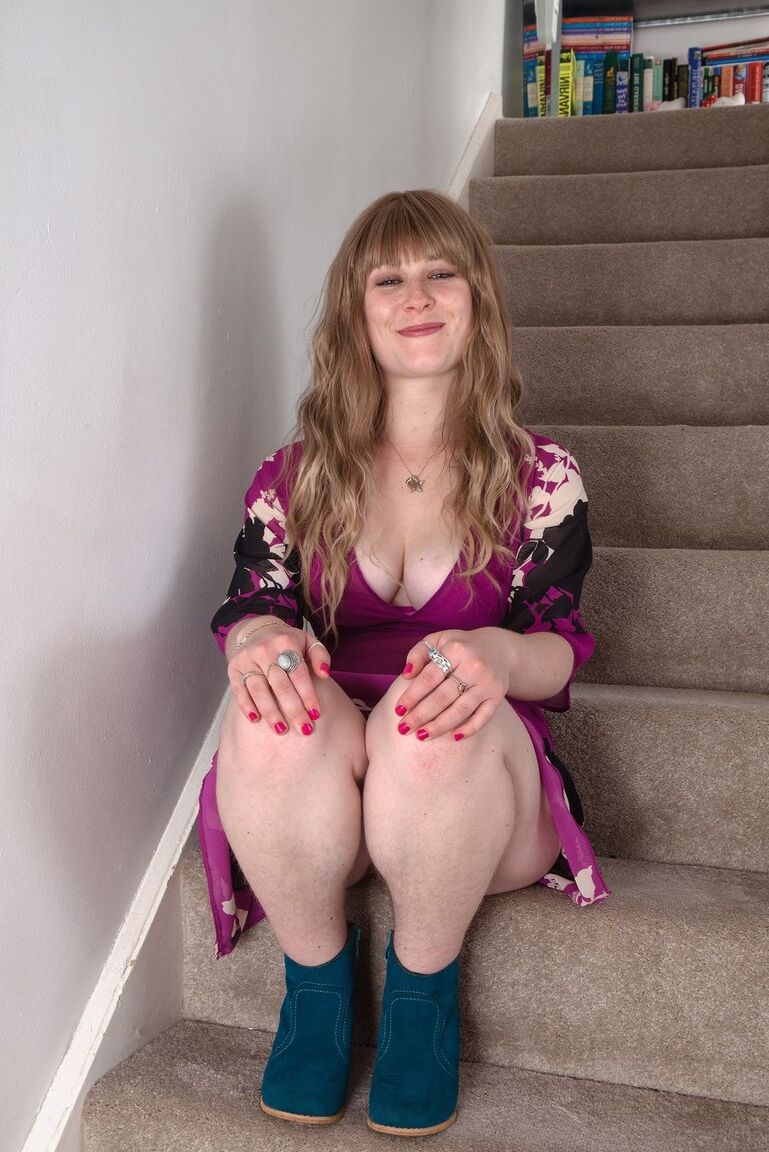 Die 16P vollbusige Amateurin Betty Busen präsentiert ihren vollen Busch auf einer Treppe