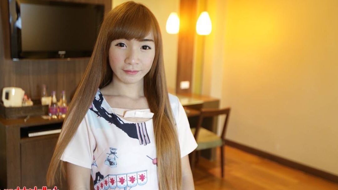 12P Ladyboy tailandesa de tetas pequeñas y polla peluda disfruta follando por el culo