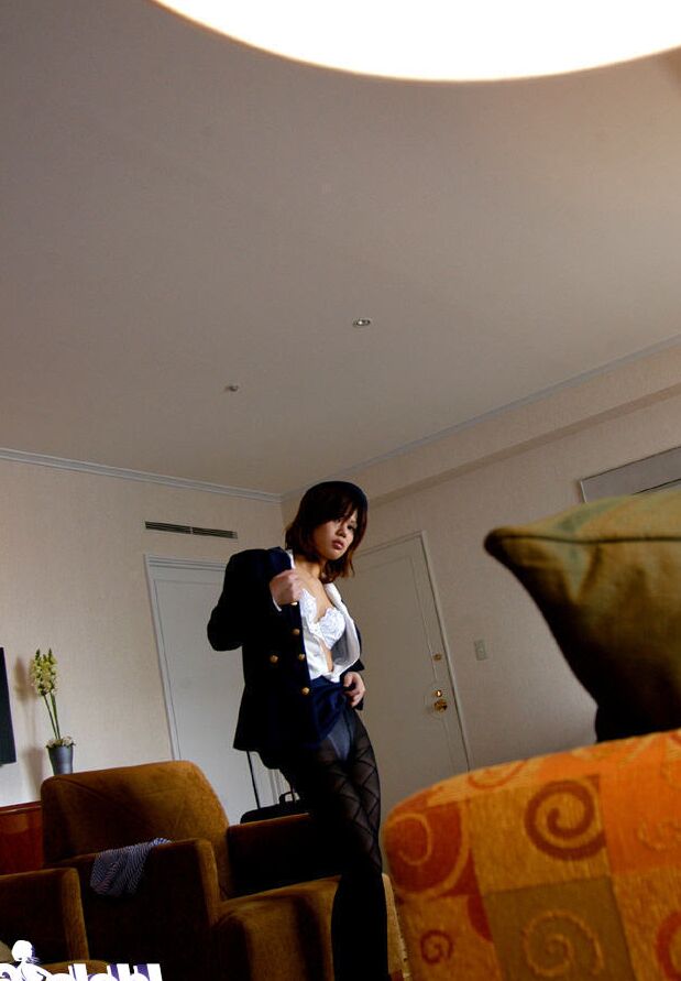 14P Hübsches asiatisches Babe in Uniform, das langsam seinen sexy Körper entblößt