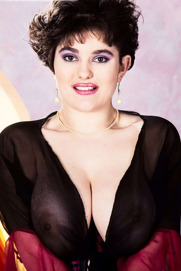 16P Ingrid, mulher de cabelos curtos, lambe um mamilo depois de perder seus seios grandes