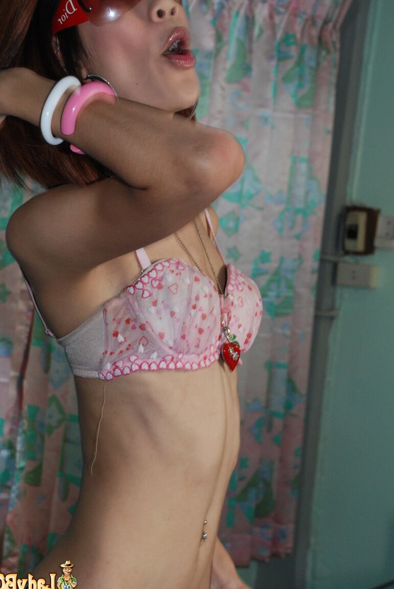21P Transsexual magro Cindy brinca com um vegetariano