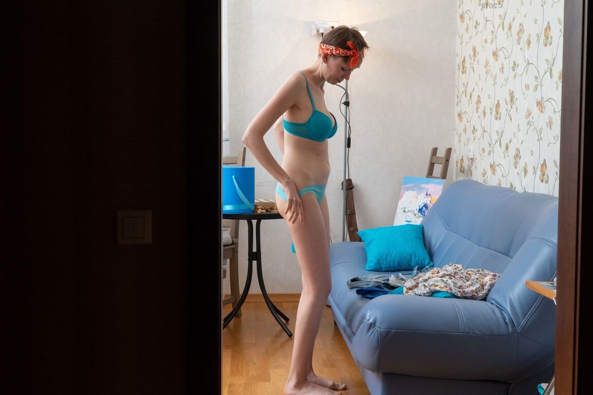 21P Der dünne Teenager mit kurzen Haaren Erina wird beim Anziehen in ihrem Zimmer ausspioniert