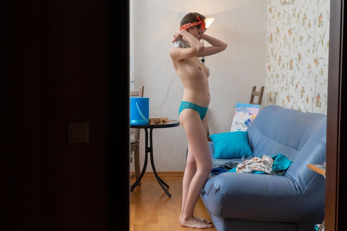 21P Der dünne Teenager mit kurzen Haaren Erina wird beim Anziehen in ihrem Zimmer ausspioniert
