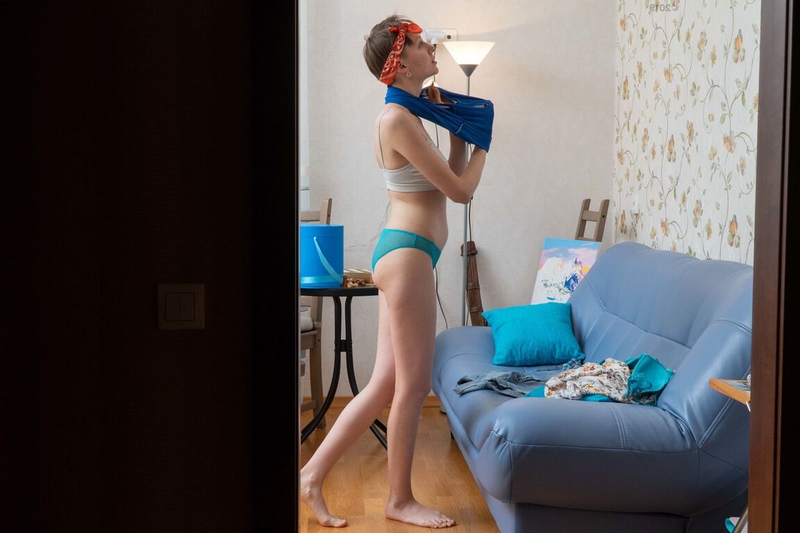 21P Der dünne Teenager mit kurzen Haaren Erina wird beim Anziehen in ihrem Zimmer ausspioniert