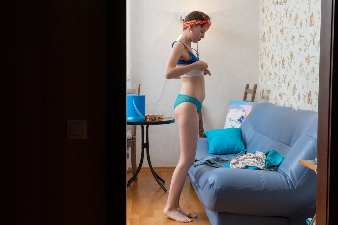 21P Der dünne Teenager mit kurzen Haaren Erina wird beim Anziehen in ihrem Zimmer ausspioniert
