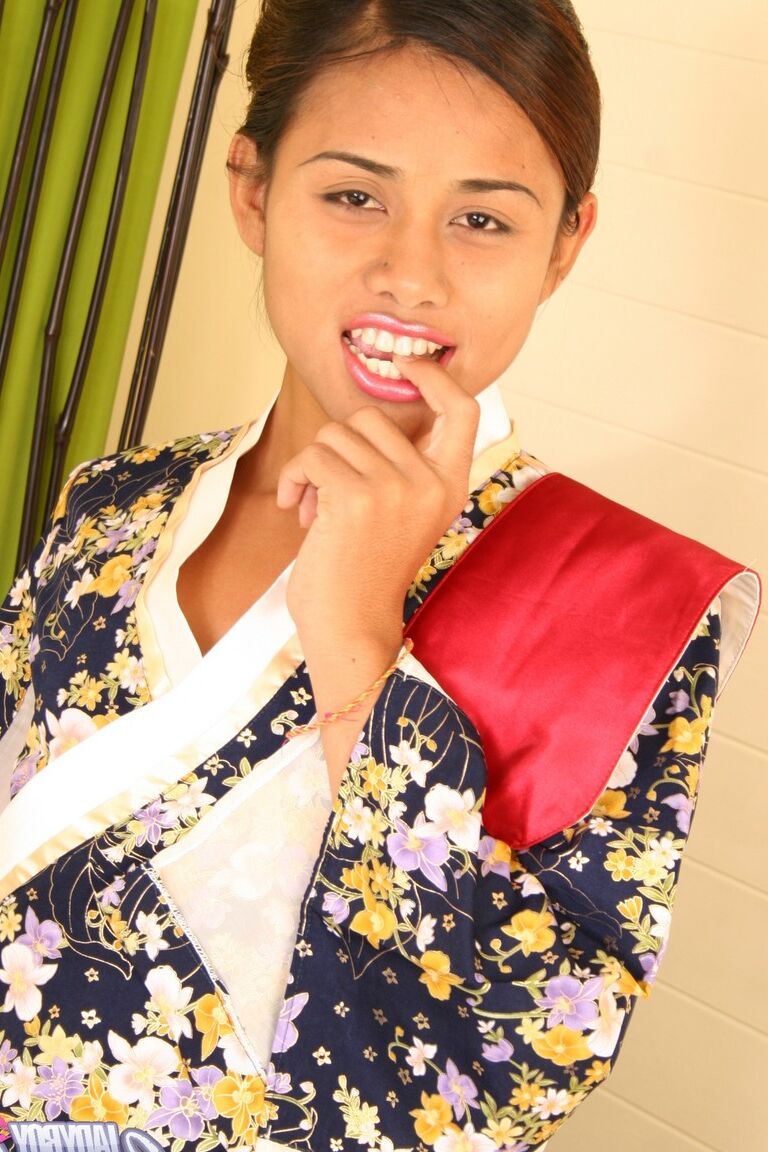 17P Ladyboy asiático adolescente em blusa colorida brinca com um pequeno pau solo