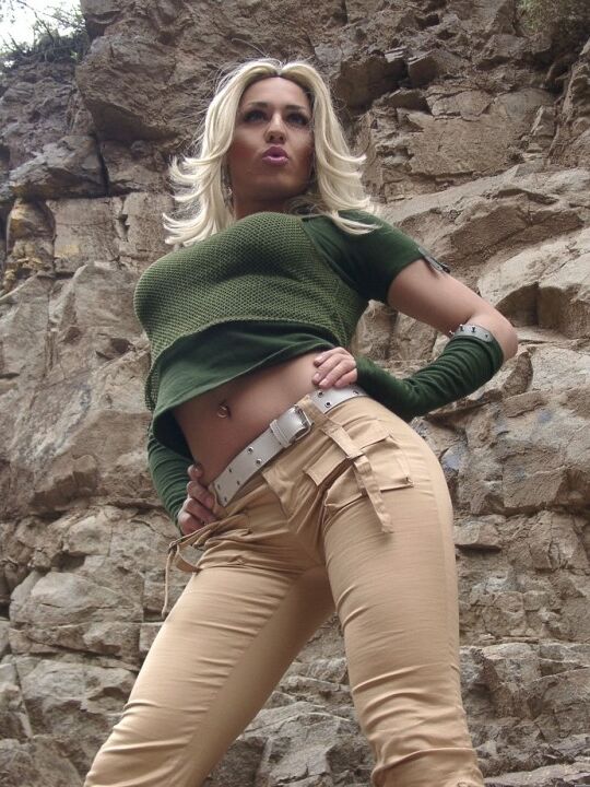 16P Tranny loira travesti nua ao ar livre