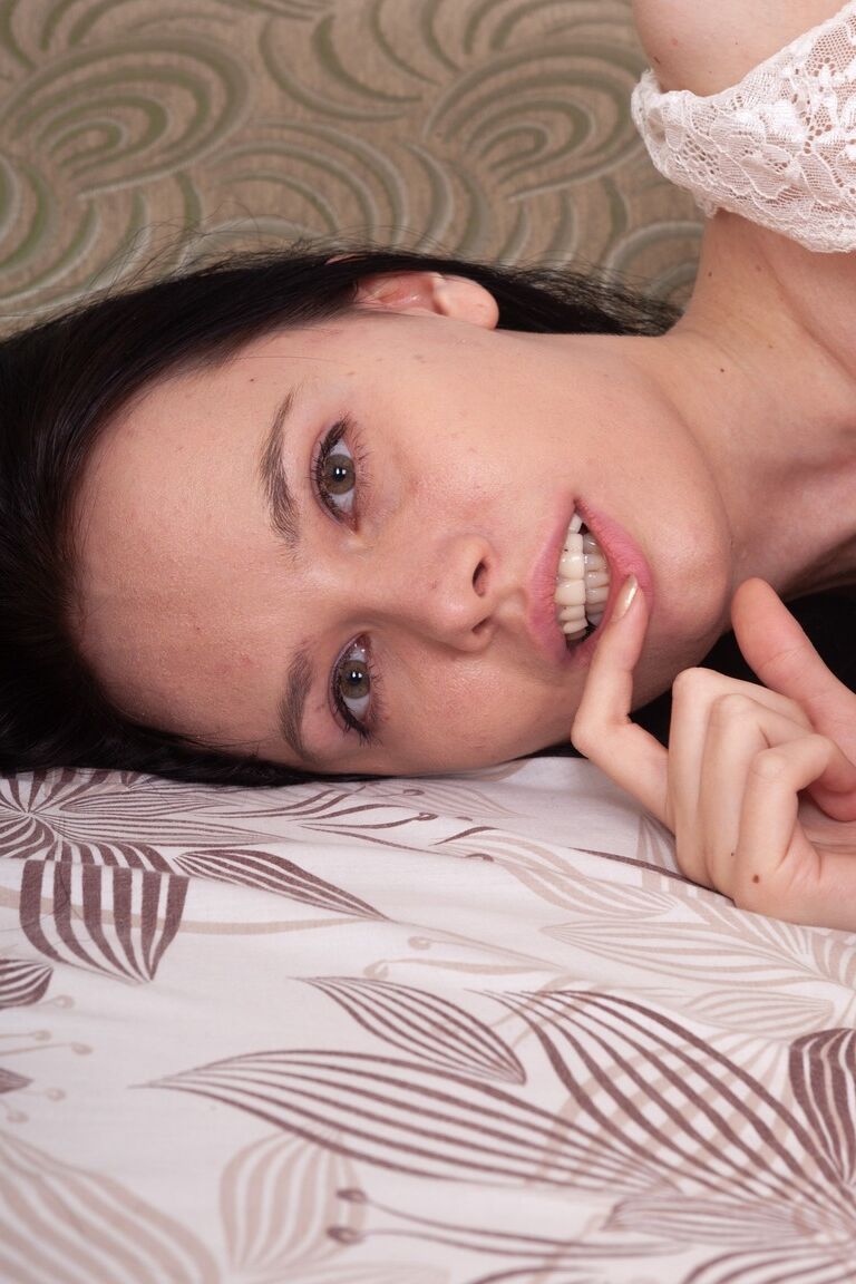 21P Sweetie Jeanette perdendo sua lingerie de renda branca e mostrando sua boceta peluda