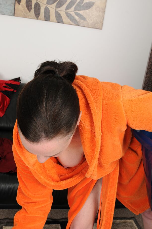 Die 16P 30 plus weibliche Veronica Snow streichelt ihren gestutzten Busch, während sie ihre Wäsche wäscht