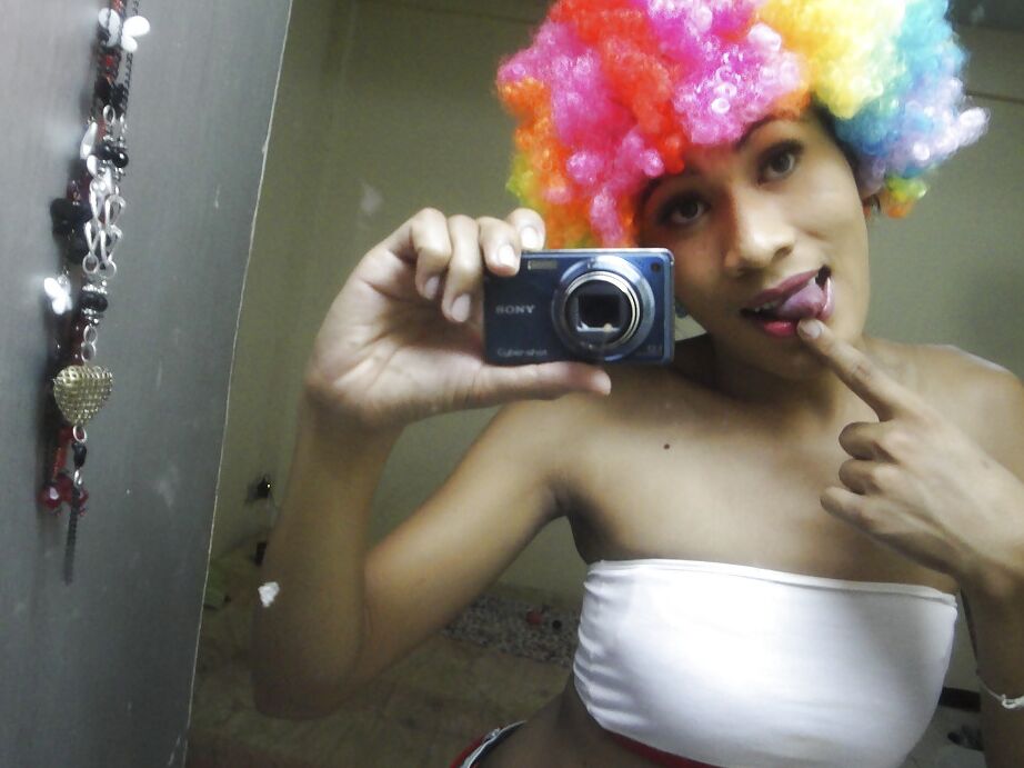 16P Jovem travesti tailandesa com tesão Pocky abrindo as pernas e mostrando o pau