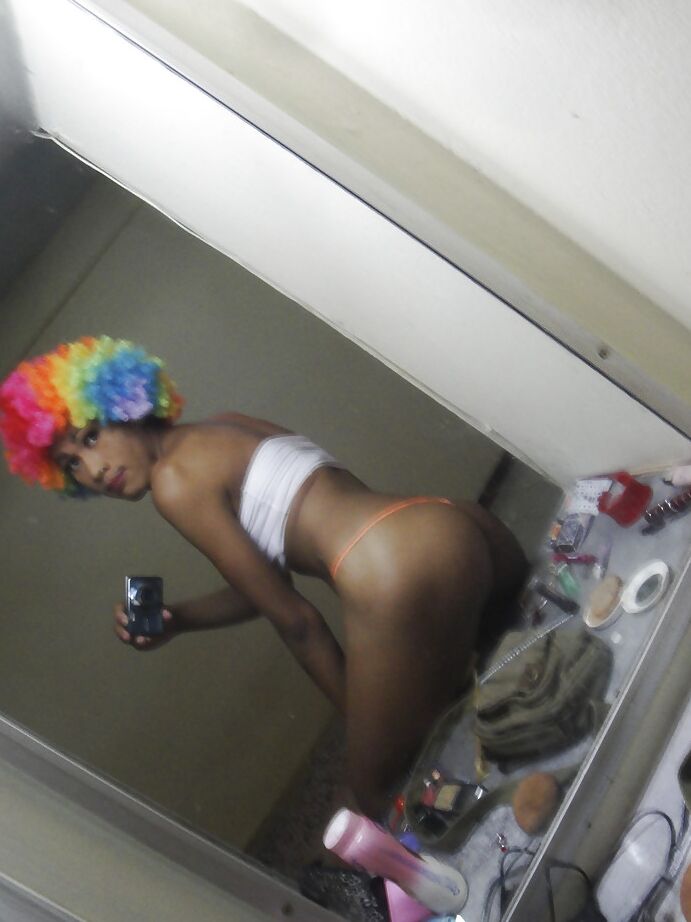16P Jovem travesti tailandesa com tesão Pocky abrindo as pernas e mostrando o pau