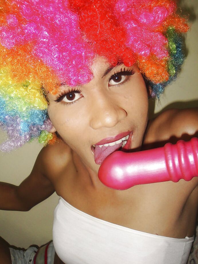 16P Jovem travesti tailandesa com tesão Pocky abrindo as pernas e mostrando o pau