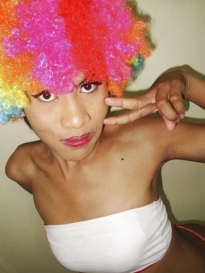 16P Jovem travesti tailandesa com tesão Pocky abrindo as pernas e mostrando o pau
