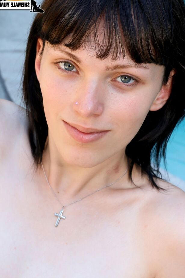 15P スカーレット・ハートは、セクシーでスリムなボディ、小さなホルモンを備えたゴージャスで新鮮な Tgirl です