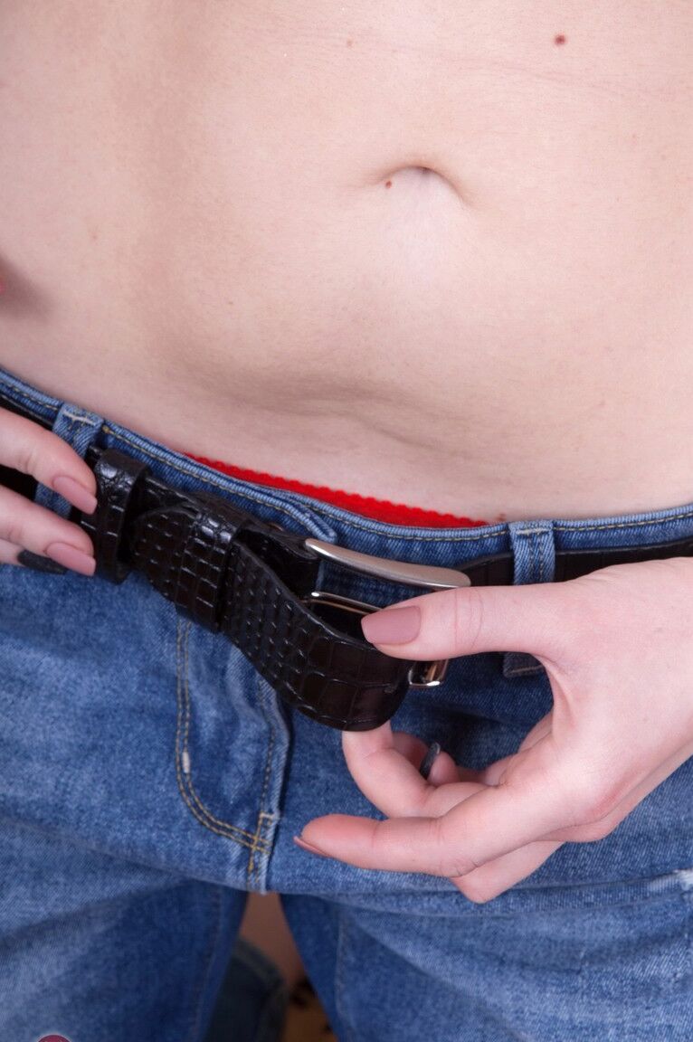 21P A adolescente peluda Ogil Basted tira a calça jeans e espalha a buceta no sofá