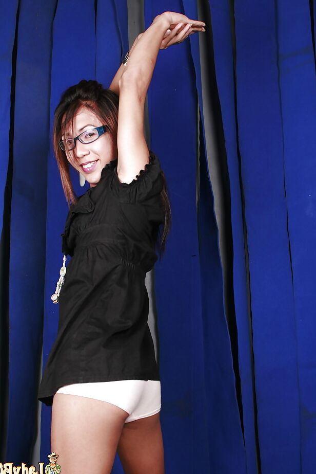16P Dünne asiatische Shemale China nimmt ihre Brille ab, bevor sie ihren haarigen Schwanz masturbiert
