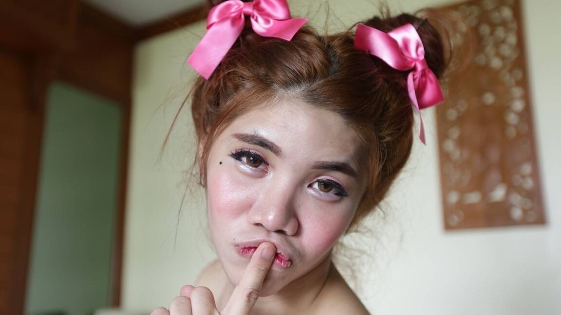 12P Ladyboy tailandês de 18 anos chupa um pau branco e faz tratamento facial