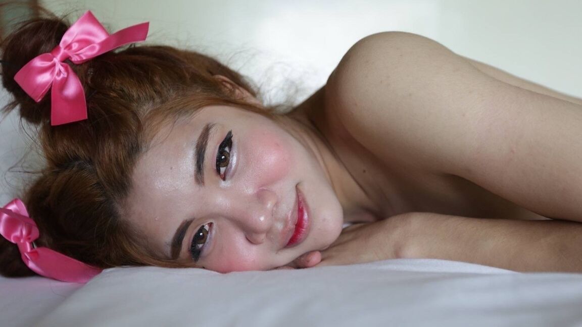 12P Ladyboy tailandês de 18 anos chupa um pau branco e faz tratamento facial
