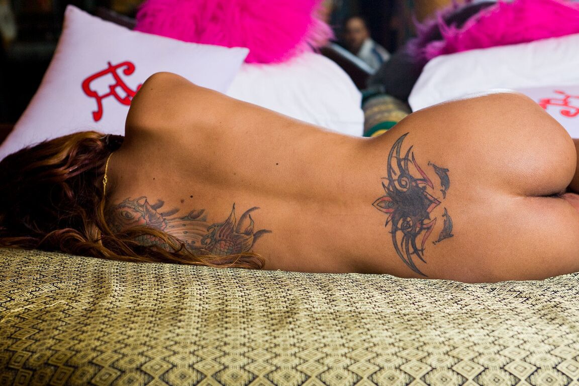 17P Ladyboy asiático Em deixa seu enorme saco de bolas solto de salto alto