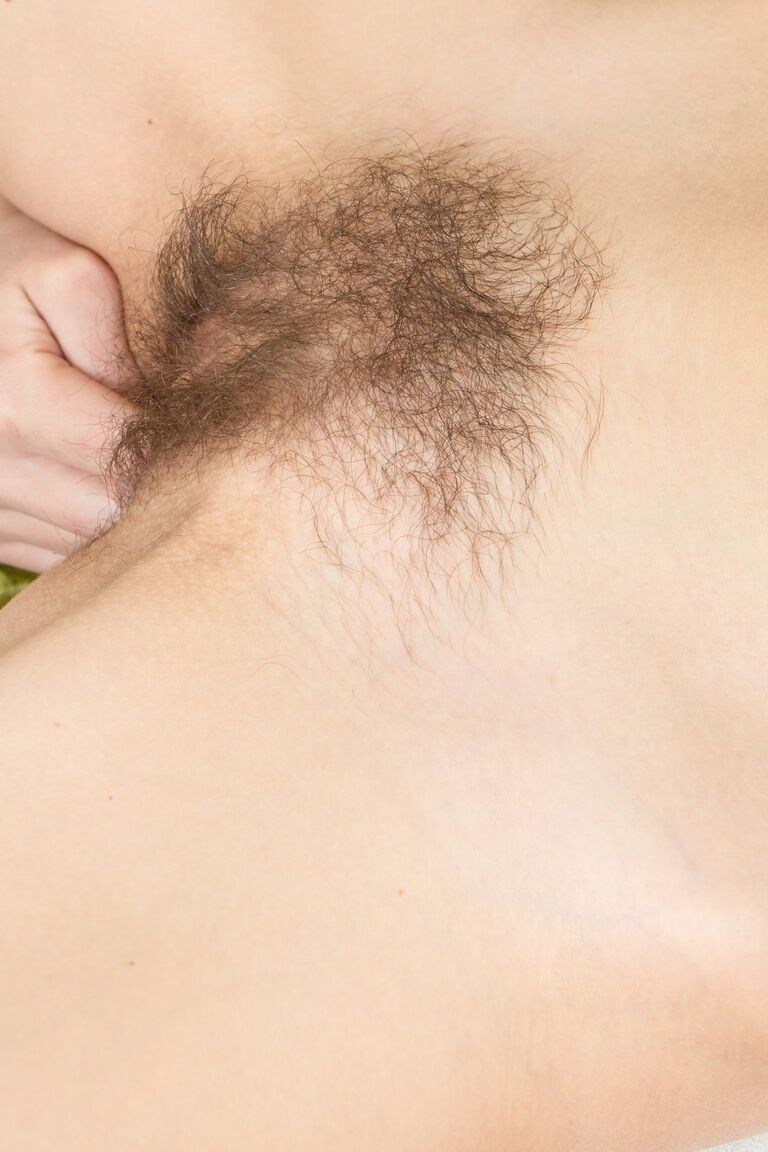 18P Mel totalmente natural Mia esticando sua buceta peluda com os dedos