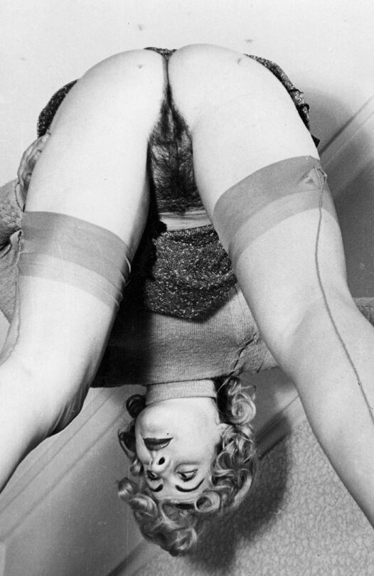 12P Modelos vintage gostosas e fumegantes abrem as pernas para exibir seus idiotas peludos