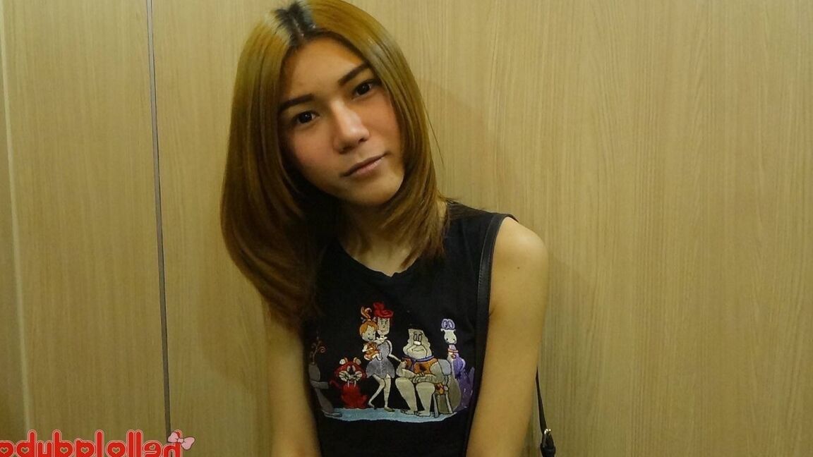12P 19-jähriger thailändischer Ladyboy lässt sich für ihr Date entschädigen und bekommt von ihr eine Gesichtsbehandlung
