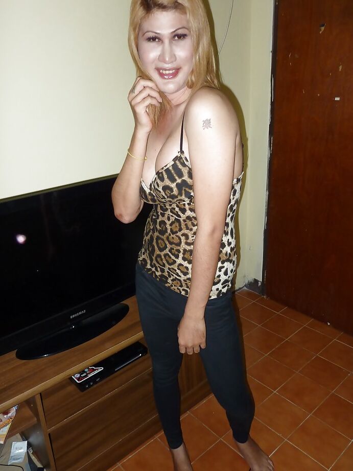 16P Transexual asiática rubia tetona mostrando una polla peluda sin cortar y tatuajes