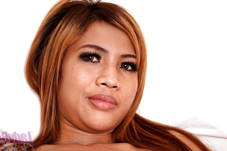 16P Ladyboy adolescente ruiva Pim abrindo as pernas e mostrando a bunda