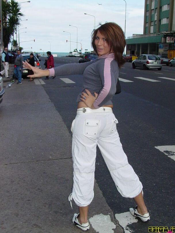 16P Transexual transexual latina caliente jugando con una polla