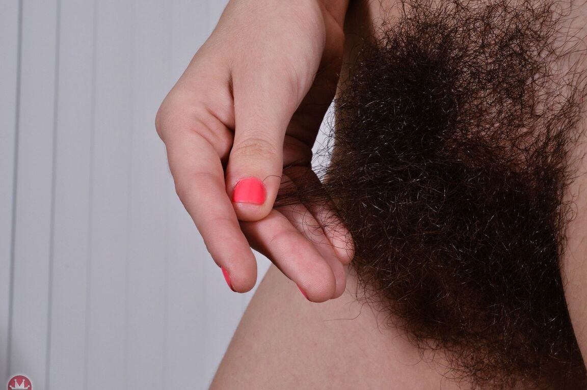 21P Pearl Sage, une fille tatouée à l'entrejambe touffue, se déshabille et se taquine avec sa chatte