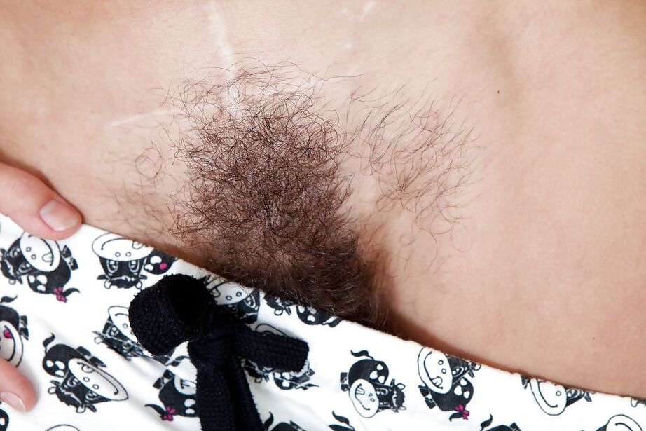 16P Madura follable con coño peludo quitándose la ropa