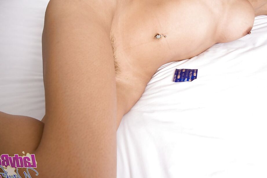 16P Mika, transsexuelle thaïlandaise aux gros seins, branle sa bite poilue et se penche