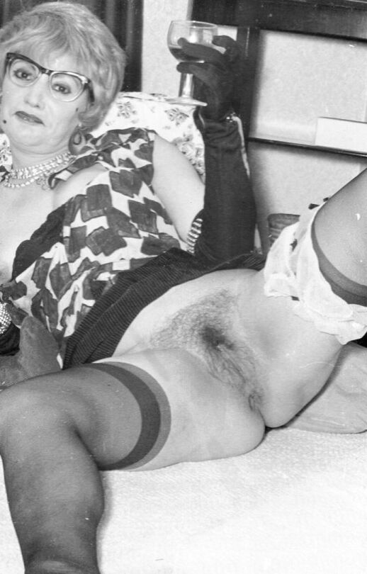12P A collection of broads from long ago that got off on showing their hairy cunts