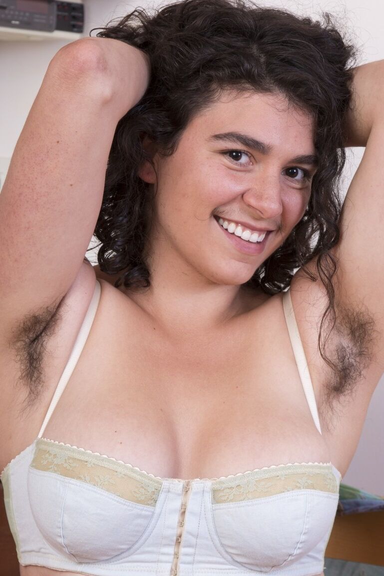 Das 16P-Amateurmodel Serai leckt sich die Lippen und zeigt dabei pelzige Achselhöhlen und eine natürliche Muschi