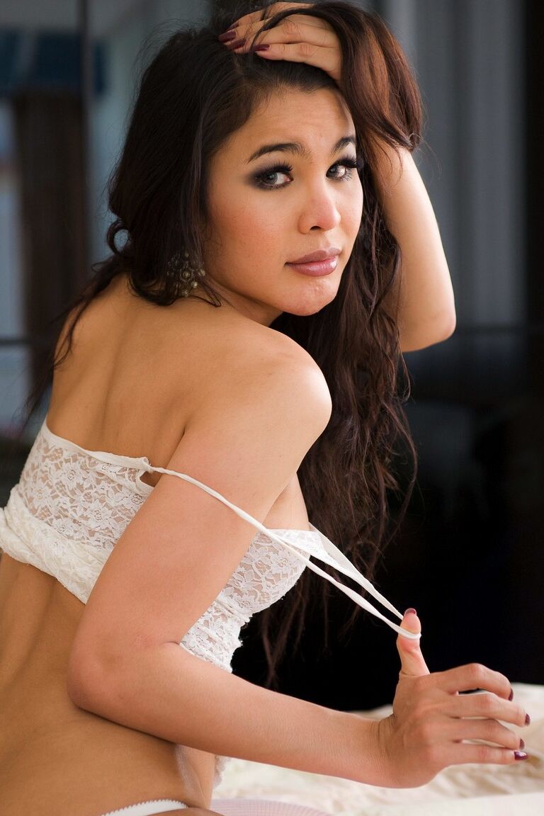 19P Divine shemale Linda in white stockings enjoys masturbating with a dildo