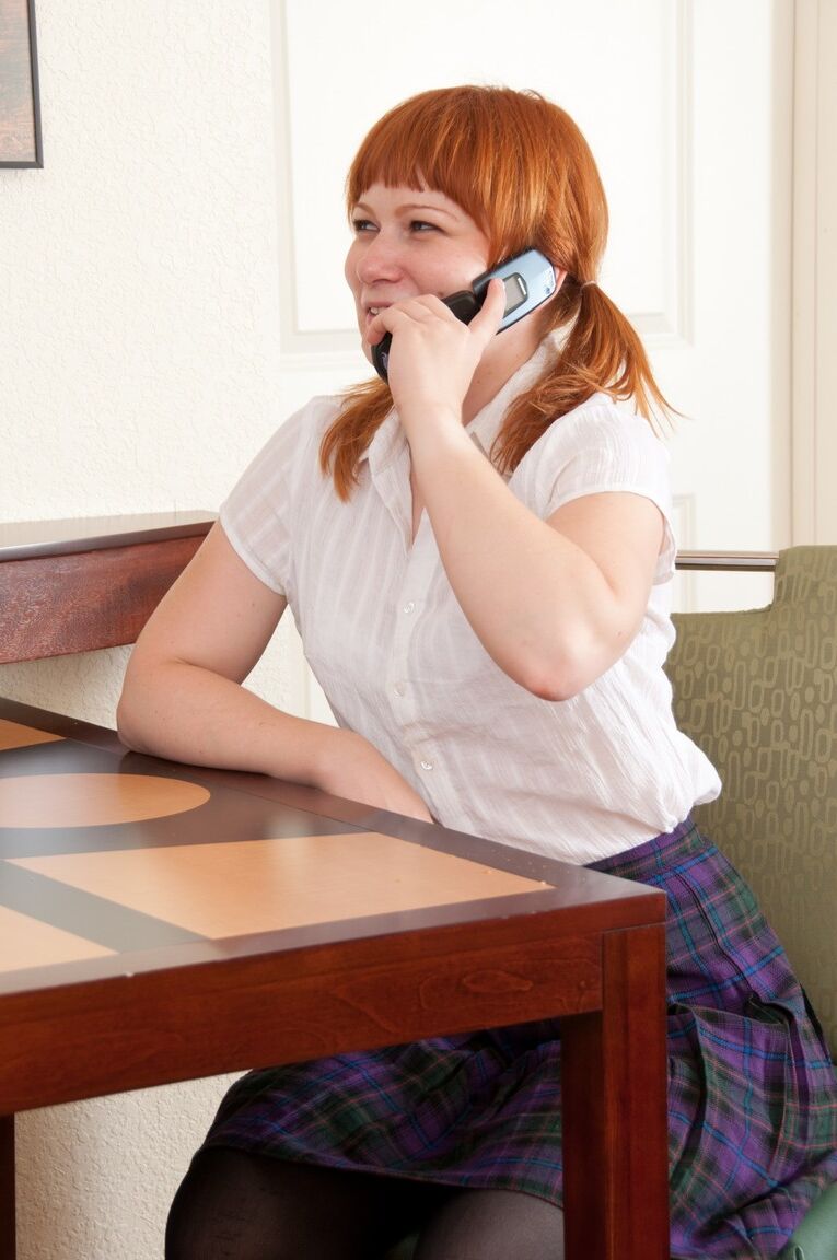 18P おさげの赤毛ふしだらな女イライナが電話で話しながら毛むくじゃらの陰部をこする