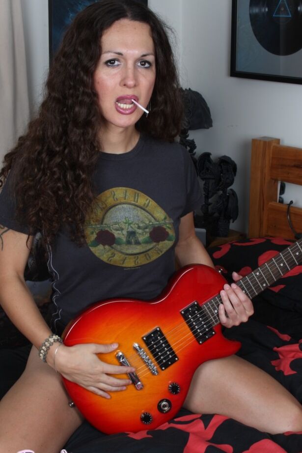 12P Sweet TS babe pose ses cadeaux au lit avec une guitare