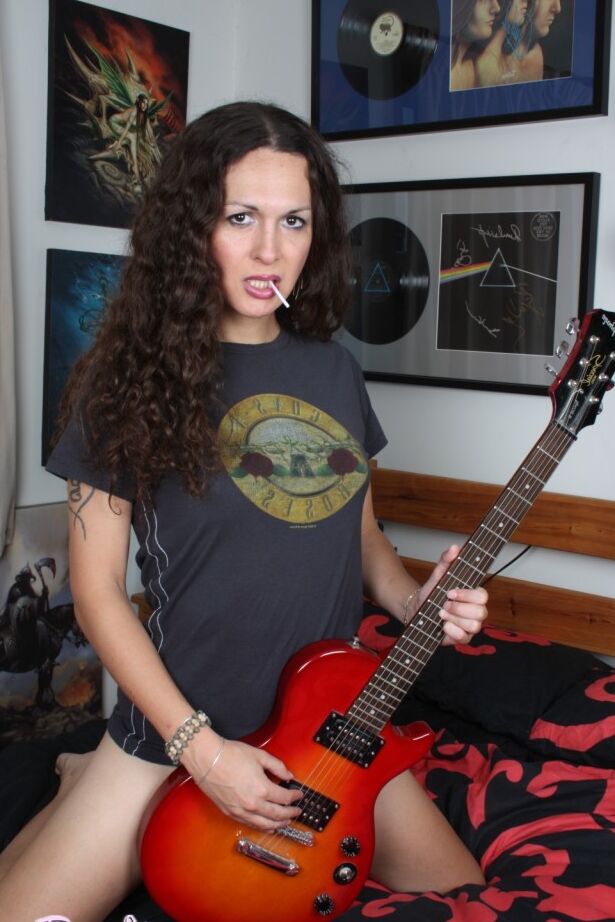 12P Sweet TS babe pose ses cadeaux au lit avec une guitare