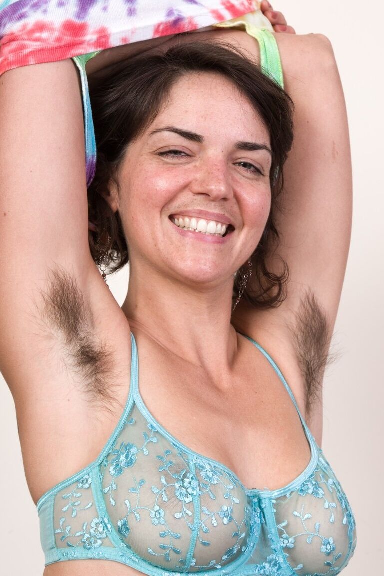 16P La amateur Katie Z revela sus axilas peludas antes de abrir su chocho natural