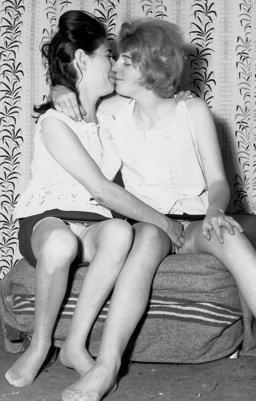 12P Amantes lesbianas cachondas besándose y acariciando el coño en escenas porno vintage calientes