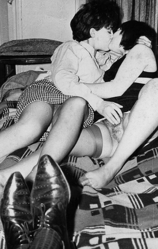 12P Amantes lesbianas cachondas besándose y acariciando el coño en escenas porno vintage calientes