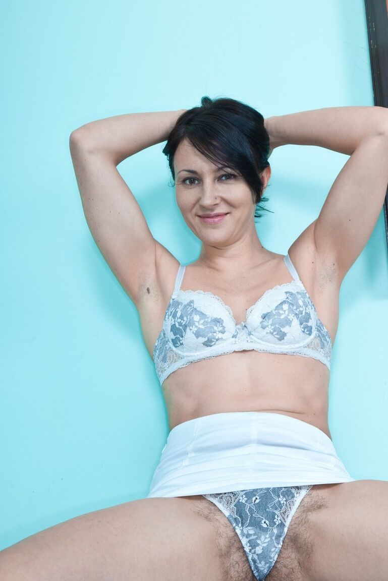 13P MILF cachonda se quita la ropa interior para abrirse el coño peludo