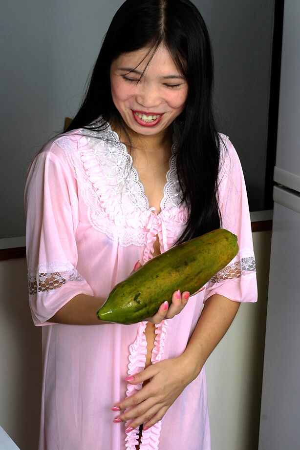 16P Amateur Asian Diep se quitó el camisón y expuso su coño peludo