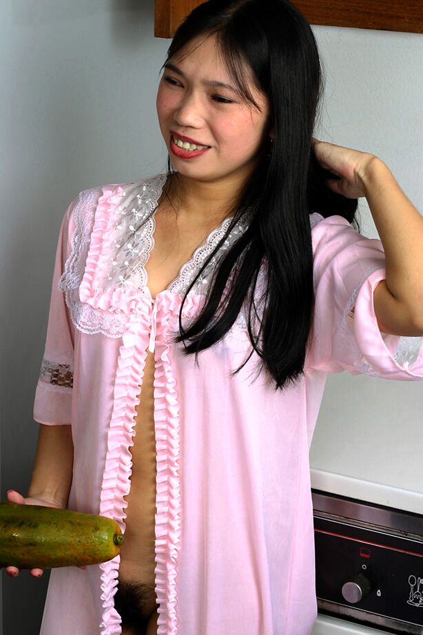 16P Amateur Asian Diep se quitó el camisón y expuso su coño peludo