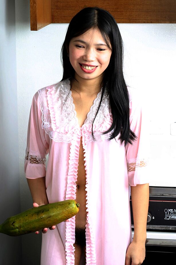 16P Amateur Asian Diep se quitó el camisón y expuso su coño peludo