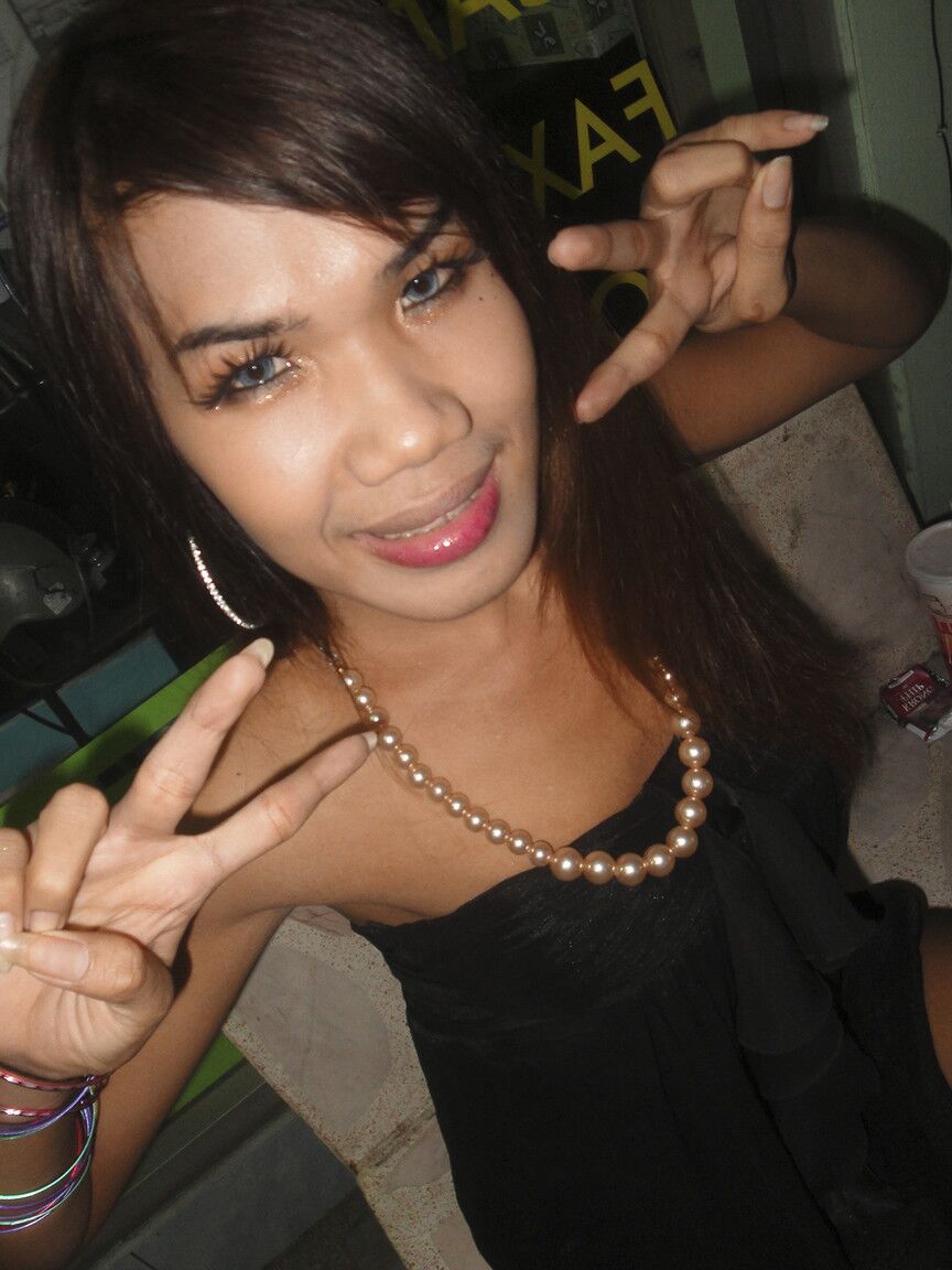 17P Jovem ladyboy tailandês com púbis peludo demonstra pau para turista curioso