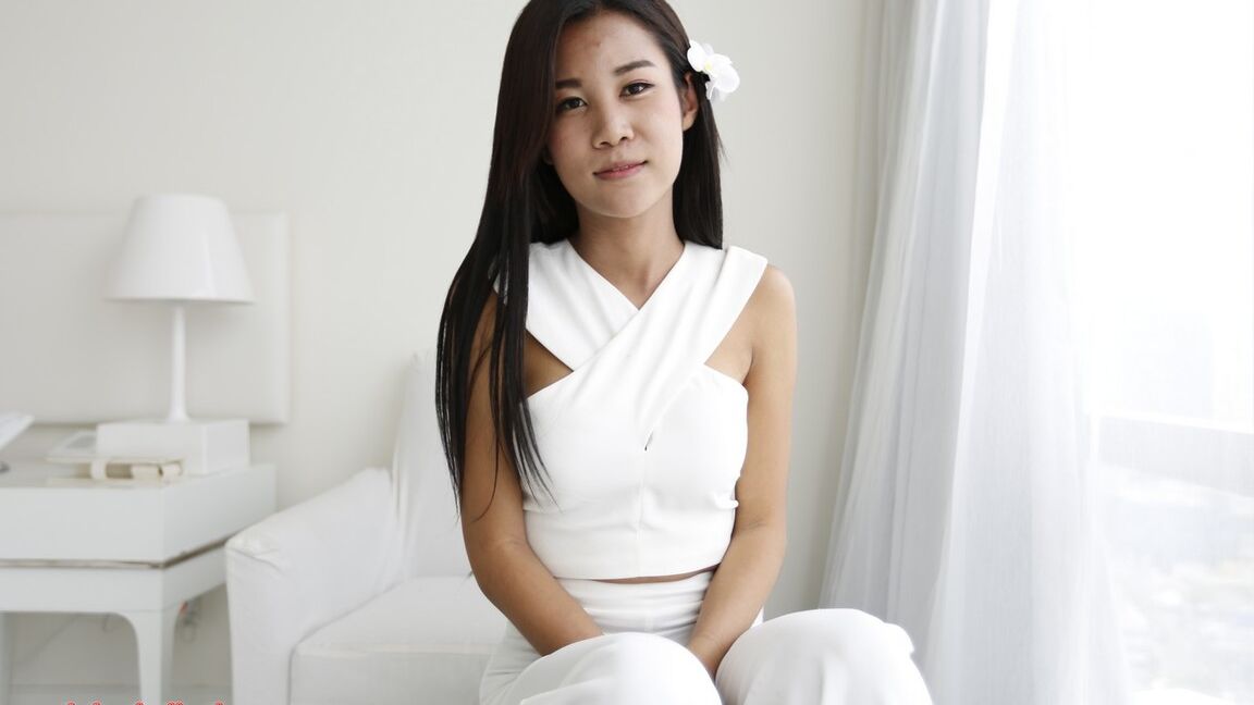 12P Ladyboy tailandesa tetona de 21 años con gran polla se masturba con sus propias manos