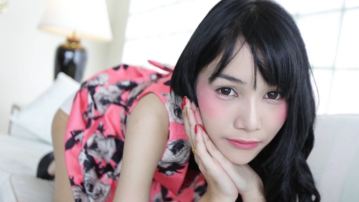 12P Ladyboy thaïlandaise de 19 ans, pipe et soin du visage de coq blanc